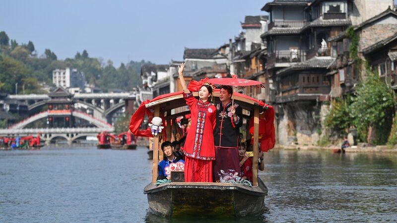 100_Couples_Celebrate_Traditional_Wedding_Customs_in_Hunan_s_Fenghuang_County - Khabar Asia 100_Couples_Celebrate_Traditional_Wedding_Customs_in_Hunan_s_Fenghuang_County