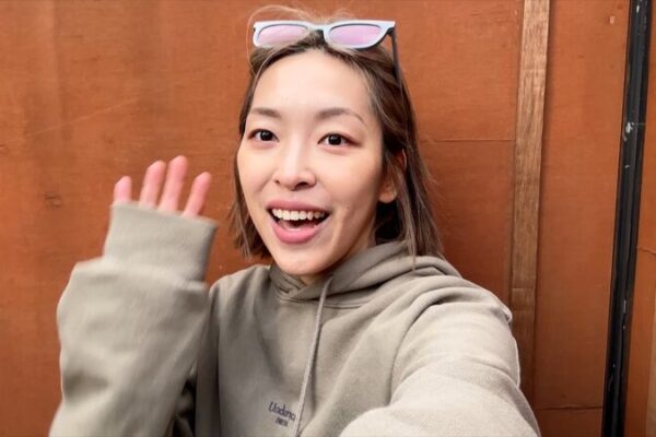 1_001_Wishes__New_Year_s_Greetings_from_a_South_Korean_Pet_Shop_Owner video poster