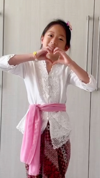 8_Year_Old_Indonesian_Artist_Expresses_Love_for_China_Through_Great_Wall_Painting video poster