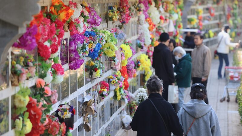 AI_Technology_Reunites_Bereaved_Families_with_Virtual_Loved_Ones_During_Qingming_Festival - Khabar Asia AI Technology Reunites Bereaved Families with Virtual Loved Ones During Qingming Festival