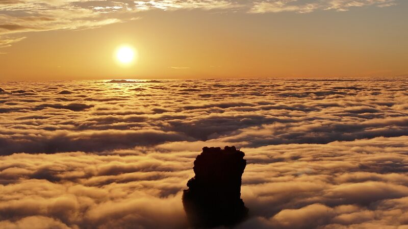 A_Sea_of_Clouds_Transforms_Mount_Fanjing_into_a_Dreamlike_Landscape video poster
