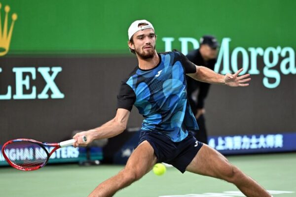 Alcaraz Ousted by Machac; Sinner Reaches Semifinals at Shanghai Masters Alcaraz_Ousted_by_Machac__Sinner_Reaches_Semifinals_at_Shanghai_Masters