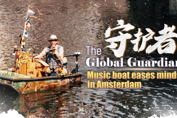 Amsterdam’s Floating Musician Lifts Spirits Amid Pandemic Amsterdam's Floating Musician Lifts Spirits Amid Pandemic video poster