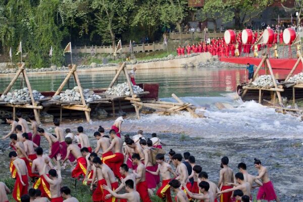 Ancient Dujiangyan Water-Releasing Ceremony Revives 2,000-Year-Old Tradition Ancient Dujiangyan Water-Releasing Ceremony Revives 2,000-Year-Old Tradition video poster