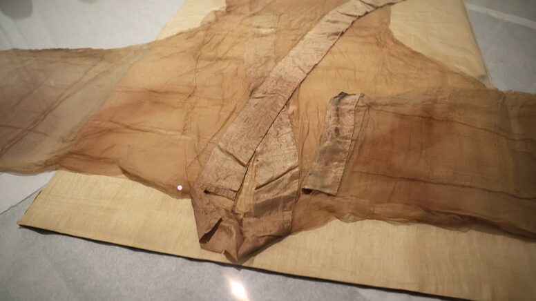 Ancient_Han_Dynasty_Gown_Captivates_Visitors_at_Hunan_Museum_Exhibition - Khabar Asia Ancient Han Dynasty Gown Captivates Visitors at Hunan Museum Exhibition