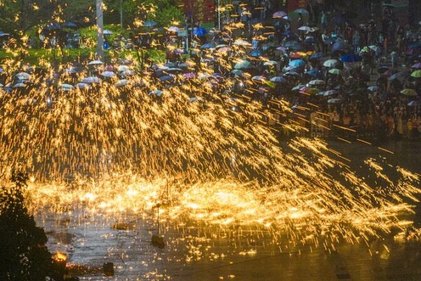 Ancient Molten Iron Show Lights Up Wuzhou’s Night Sky Ancient Molten Iron Show Lights Up Wuzhou's Night Sky