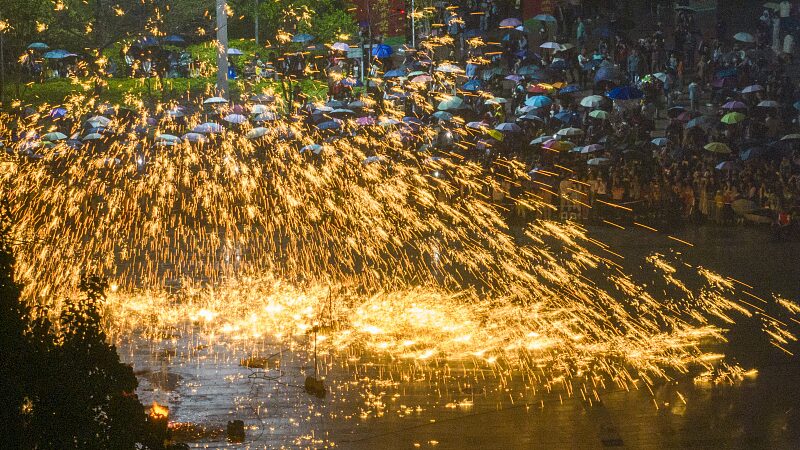 Ancient Molten Iron Show Lights Up Wuzhou's Night Sky