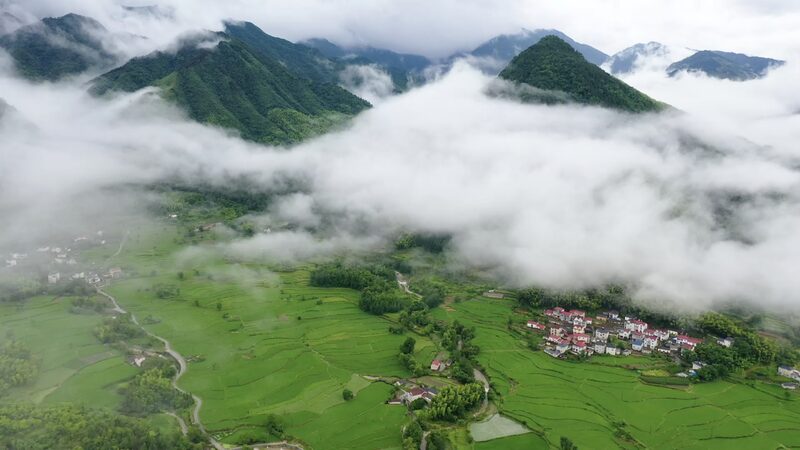 Anhui's Baidi Town Unveils Breathtaking Post-Rain Serenity Amid Sea of Clouds video poster