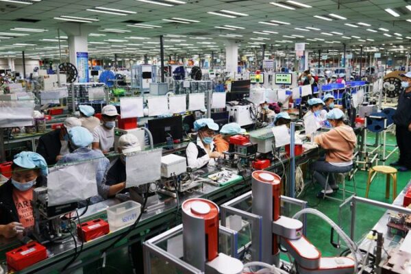 Apple’s Largest iPhone Factory in China Rapidly Restores Peak Production Apple's Largest iPhone Factory in China Rapidly Restores Peak Production video poster
