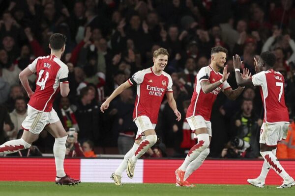 Arsenal Thrash Chelsea 5-0 to Regain Premier League Lead