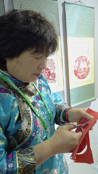 Artisan_s_Swift_Paper_Cutting_Demonstration_Highlights_China_s_Fengning_Manchu_Craft_poster - Khabar Asia Artisan_s_Swift_Paper_Cutting_Demonstration_Highlights_China_s_Fengning_Manchu_Craft video poster