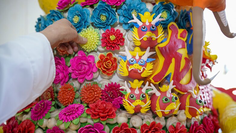 Artist_Crafts_2-Meter-High_Dragon_Dough_Sculpture_for_2024_Chinese_New_Year - Khabar Asia Artist Crafts 2-Meter-High Dragon Dough Sculpture for 2024 Chinese New Year