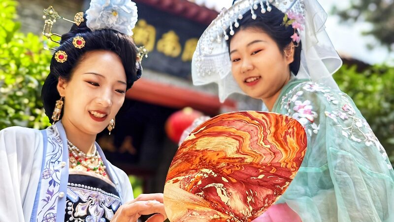 Artistic_Marbled_Chinese_Fans_Make_a_Stylish_Comeback - Khabar Asia Artistic Marbled Chinese Fans Make a Stylish Comeback