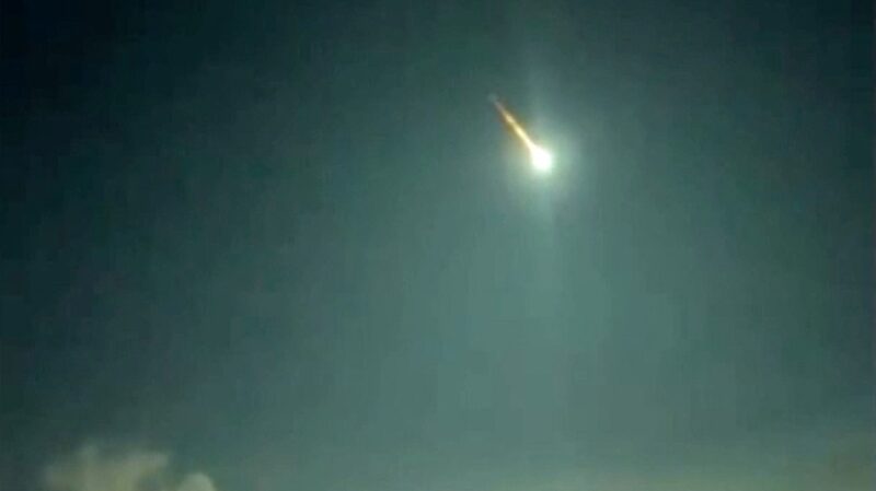 Asteroid_Illuminates_Yakutia_s_Night_Sky__Leaves_Residents_in_Awe