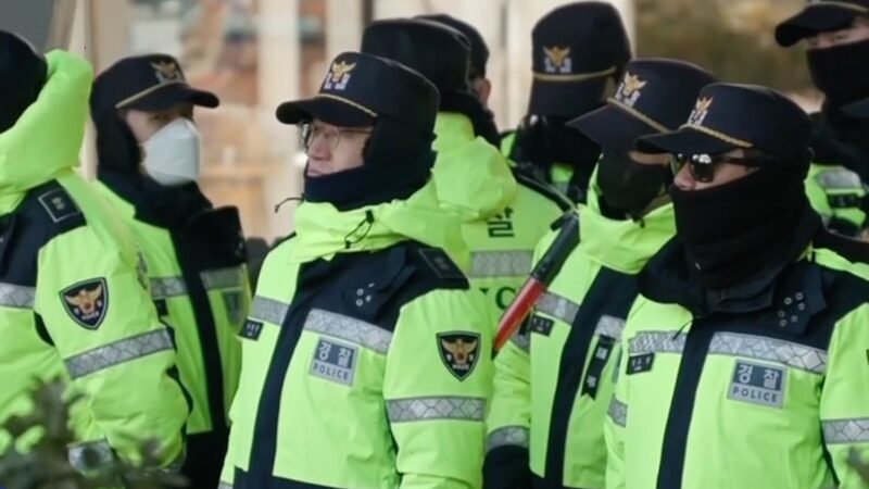 Attempt_to_Arrest_South_Korean_President_Yoon_Suk_yeol_Halted_After_Standoff video poster