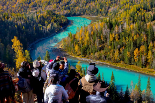 Autumn Splendor at Kanas Lake Draws Visitors to Xinjiang’s Altay Region Autumn_Splendor_at_Kanas_Lake_Draws_Visitors_to_Xinjiang_s_Altay_Region