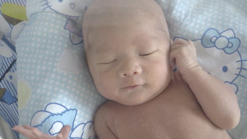 Baby Zhuangzhuang Reunited with Parents After COVID-19 Separation video poster