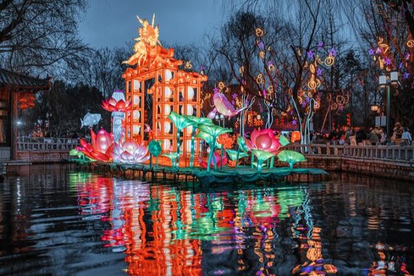 Baotu Spring Park Illuminated by Spectacular Lantern Festival in Shandong Baotu Spring Park Illuminated by Spectacular Lantern Festival in Shandong