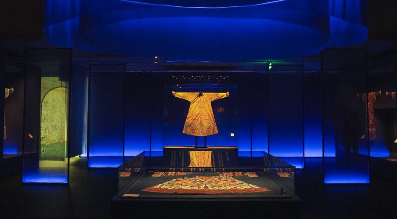 Beijing_Exhibition_Unveils_Rare_Qing_Dynasty_Court_Garments - Khabar Asia Beijing Exhibition Unveils Rare Qing Dynasty Court Garments