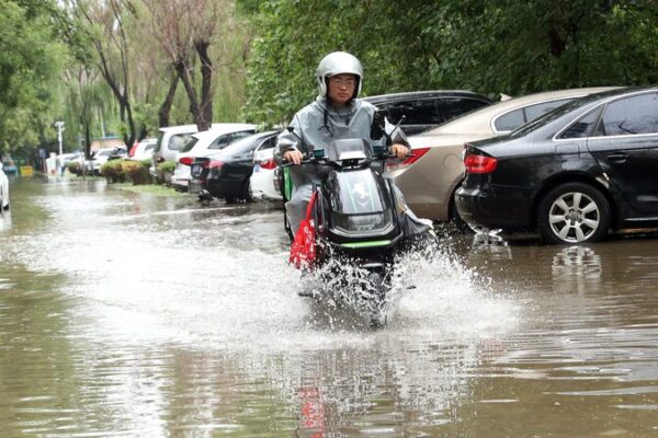 Beijing on High Alert as Heavy Downpours Lash City, Train Services Suspended Beijing_on_High_Alert_as_Heavy_Downpours_Lash_City__Train_Services_Suspended