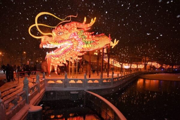 Beijings_Dragon_Lantern_Illuminates_Snowy_Shichahai_During_Year_of_the_Dragon - Khabar Asia Beijing's Dragon Lantern Illuminates Snowy Shichahai During Year of the Dragon