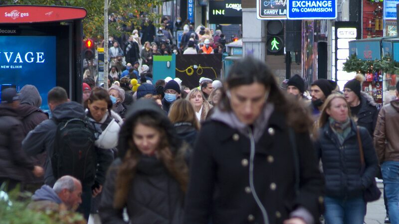 Black Friday Sales Surge in UK Despite COVID-19 Variant Concerns video poster