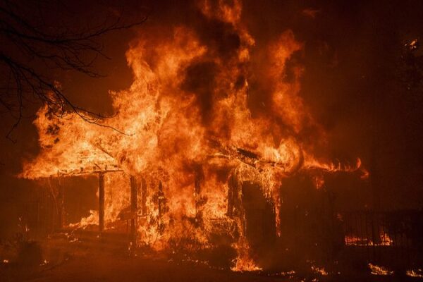 California Wildfires Rage On: Thousands Evacuated as Blazes Devastate Los Angeles Area California_Wildfires_Rage_On__Thousands_Evacuated_as_Blazes_Devastate_Los_Angeles_Area