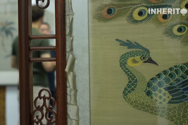 Capturing_Beauty_in_Silk__Exploring_the_Art_of_Kesi_Weaving