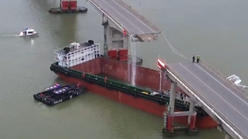 Cargo_Ship_Collides_with_Lixinsha_Bridge_in_Guangzhou_Vehicles_Plunge_into_Water_poster - Khabar Asia Cargo Ship Collides with Lixinsha Bridge in Guangzhou; Vehicles Plunge into Water video poster