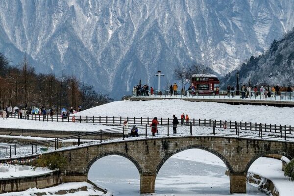 Chengdu's Winter Sports Boom Boosts Tourism and Consumption video poster