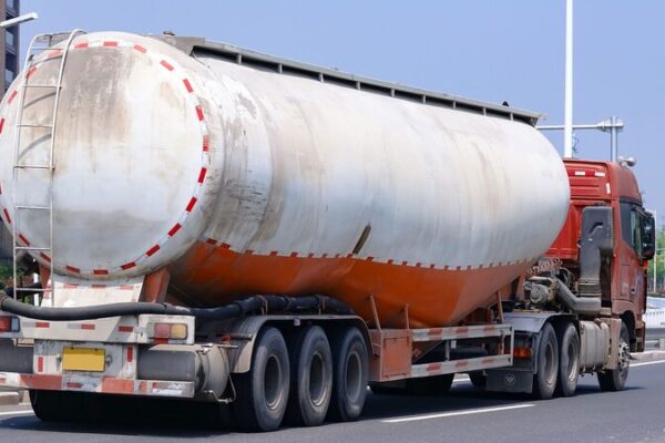 China Cracks Down on Illegal Edible Oil Transport Using Tanker Trucks China_Cracks_Down_on_Illegal_Edible_Oil_Transport_Using_Tanker_Trucks