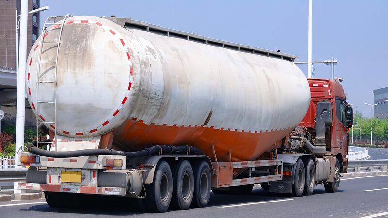 China_Cracks_Down_on_Illegal_Edible_Oil_Transport_Using_Tanker_Trucks