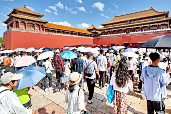 China Faces Extreme Weather: Heatwaves in the North, Torrential Rains in the South China Faces Extreme Weather: Heatwaves in the North, Torrential Rains in the South
