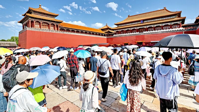 China Faces Extreme Weather: Heatwaves in the North, Torrential Rains in the South