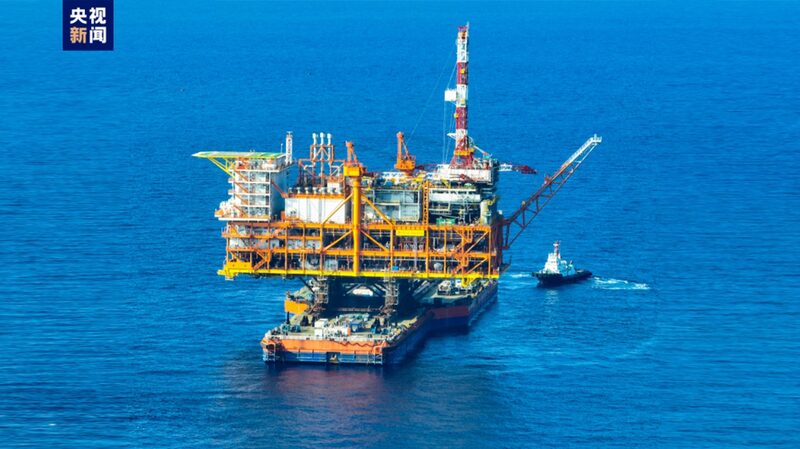 China_Installs_30_000_Tonne_Offshore_Drilling_Platform_in_South_China_Sea