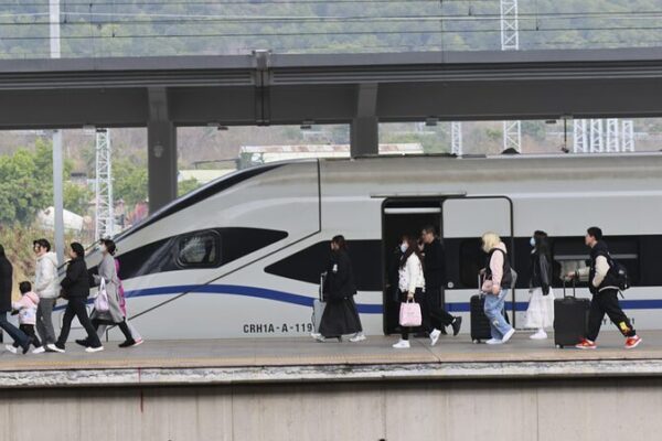 China Records Over 273 Million Passenger Trips on Second Day of Lunar New Year Holiday