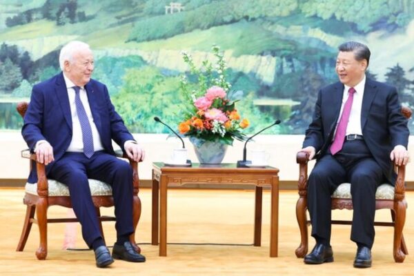 China Seeks to Strengthen Ties with France, Says President Xi Jinping China Seeks to Strengthen Ties with France, Says President Xi Jinping video poster