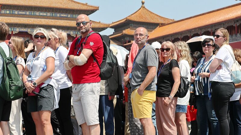 China Welcomes Influx of Foreign Tourists During Labor Day Holiday
