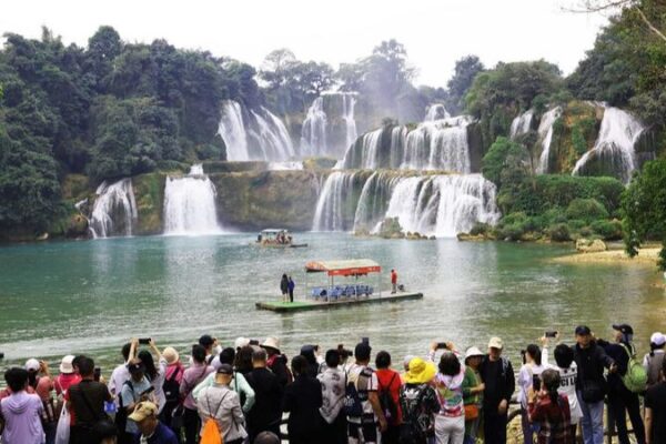 China__ASEAN_Strengthen_Bonds_Through_Cross_Border_Tourism_at_Asia_s_Largest_Waterfall