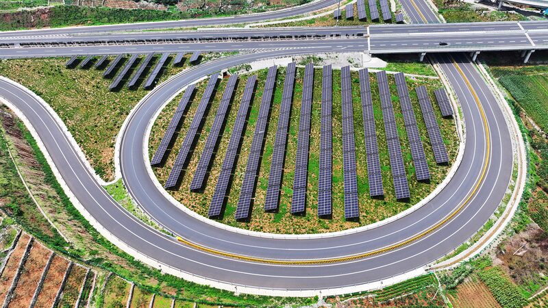 China_s_Highways_Undergo_Green_Transformation_with_Solar_Panels_and_EV_Charging_Stations - Khabar Asia China_s_Highways_Undergo_Green_Transformation_with_Solar_Panels_and_EV_Charging_Stations