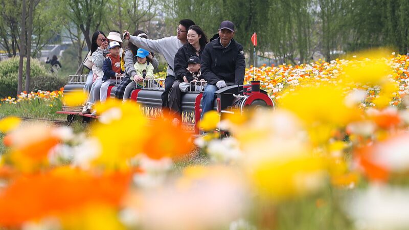 Chinas_Spring_Economy_Blossoms_with_Tourism_Surge - Khabar Asia China's Spring Economy Blossoms with Tourism Surge