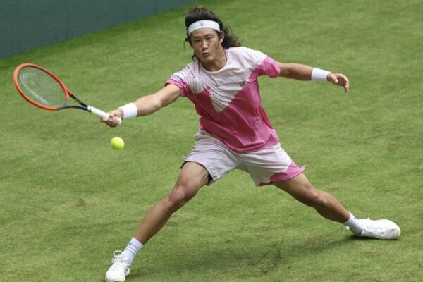 China's Zhang Zhizhen Upsets Medvedev to Reach Halle Quarterfinals