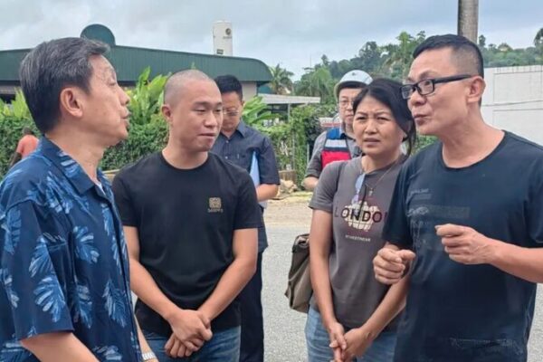 Chinese Ambassador Visits Earthquake Victims’ Families in Vanuatu Chinese_Ambassador_Visits_Earthquake_Victims__Families_in_Vanuatu