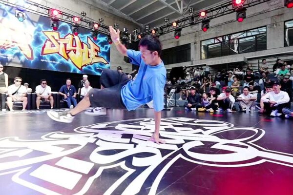 Chinese B-boy Bai Lu Dedicates Life to Promoting Breakdancing Chinese_B_boy_Bai_Lu_Dedicates_Life_to_Promoting_Breakdancing video poster