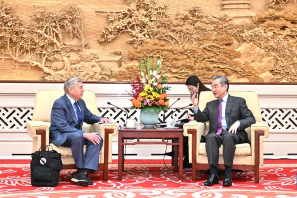 Chinese Foreign Minister Wang Yi Meets Harvard's Graham Allison in Beijing
