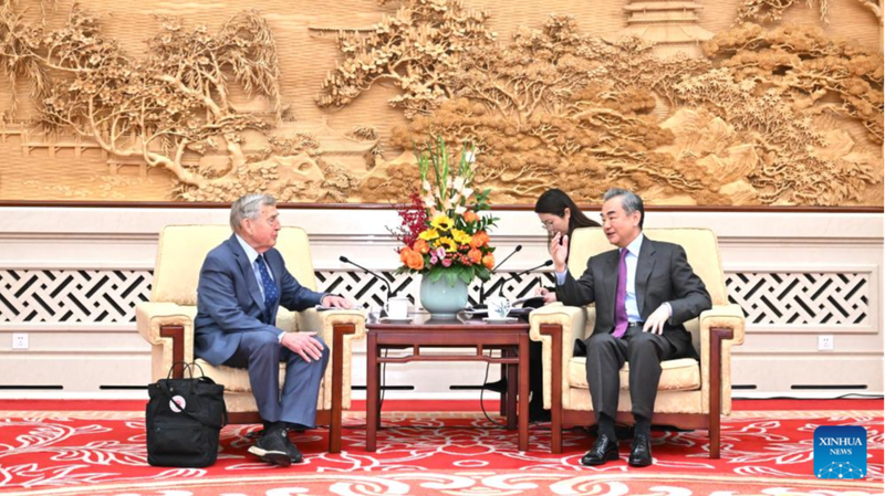 Chinese Foreign Minister Wang Yi Meets Harvard's Graham Allison in Beijing
