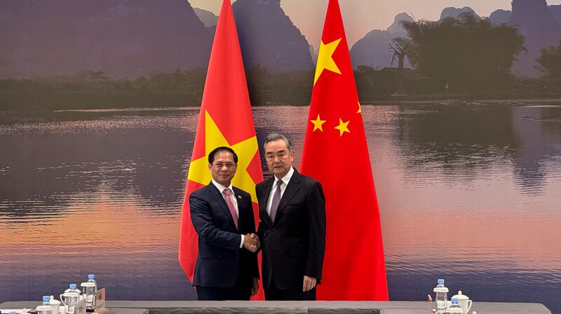 Chinese Foreign Minister Wang Yi Meets Vietnamese Counterpart in Guangxi