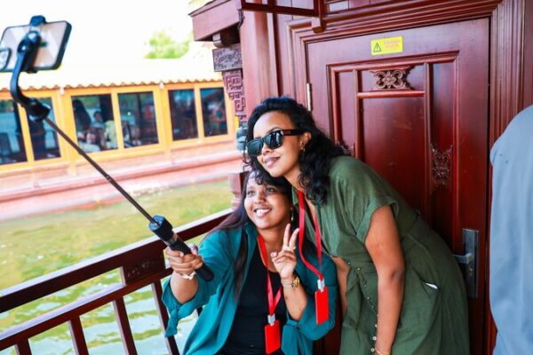 Chinese Foreign Ministry Welcomes Global Tourists Amid Surge in Visits Chinese_Foreign_Ministry_Welcomes_Global_Tourists_Amid_Surge_in_Visits