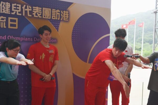 Chinese_Mainland_Olympians_Bring_Joy_to_Hong_Kong_Residents_on_Second_Day_of_Visit video poster