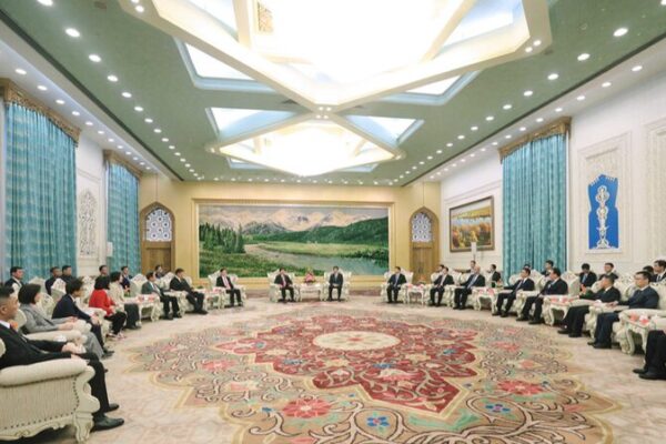 Chinese Mainland's Wang Huning Meets Kuomintang Delegation to Boost Cross-Straits Cooperation